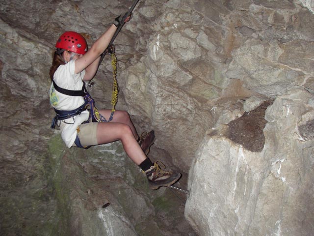 Ro&szlig;lochh&ouml;hlen-Klettersteig: Daniela in der H&ouml;hle