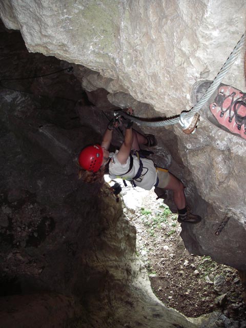 Ro&szlig;lochh&ouml;hlen-Klettersteig: Daniela in der H&ouml;hle