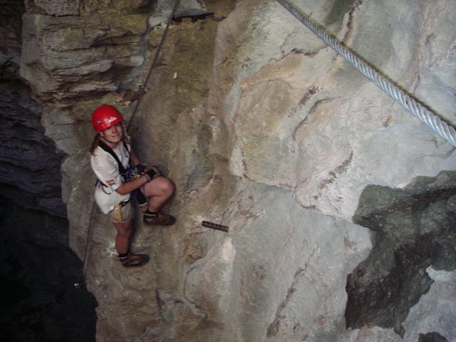 Ro&szlig;lochh&ouml;hlen-Klettersteig: Daniela in der H&ouml;hle