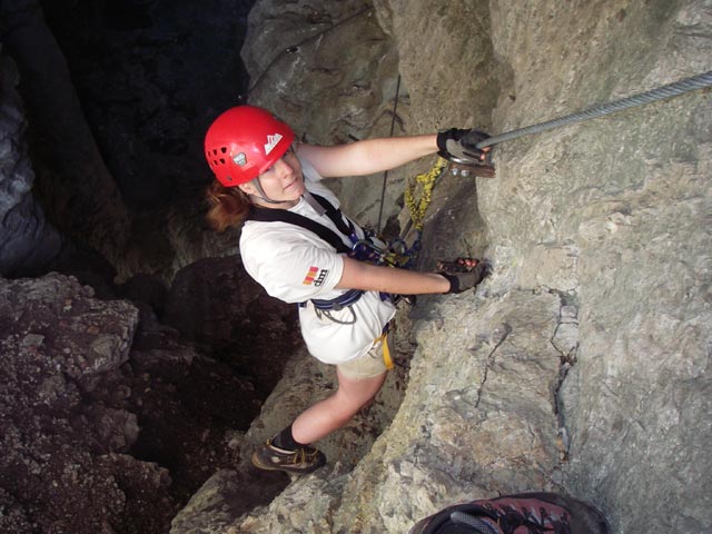 Ro&szlig;lochh&ouml;hlen-Klettersteig: Daniela in der H&ouml;hle