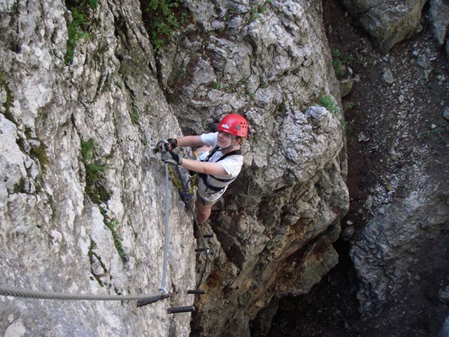 Ro&szlig;lochh&ouml;hlen-Klettersteig: Daniela in der H&ouml;hle