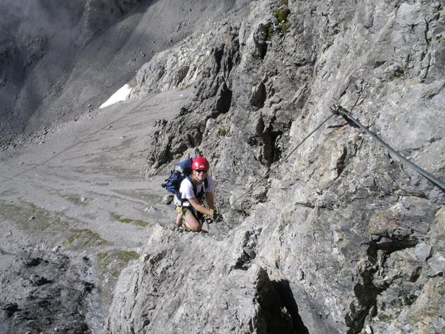 Arlberger Klettersteig: Daniela zwischen westlichem Einstieg und Knoppenjochspitze