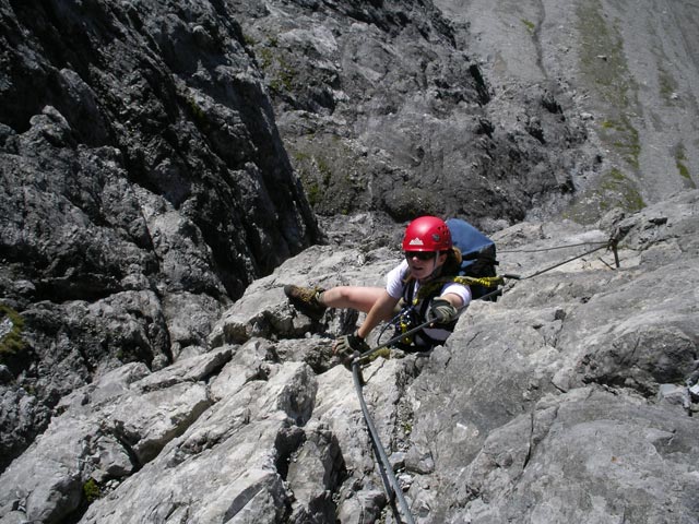 Arlberger Klettersteig: Daniela zwischen westlichem Einstieg und Knoppenjochspitze