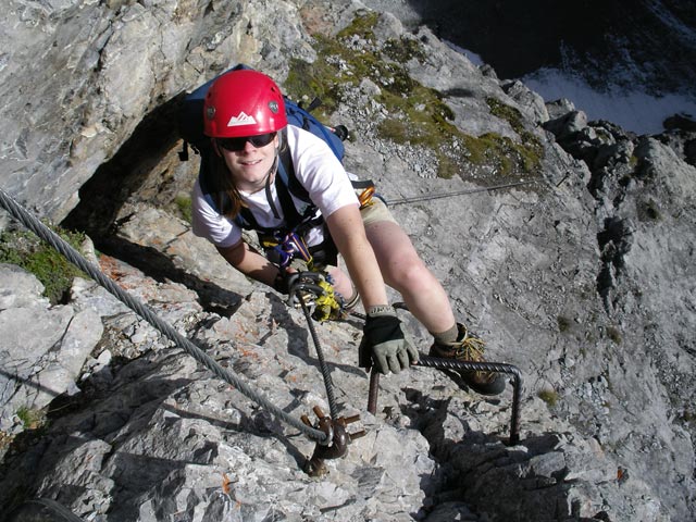 Arlberger Klettersteig: Daniela zwischen Knoppenjochspitze und Lorfekopf