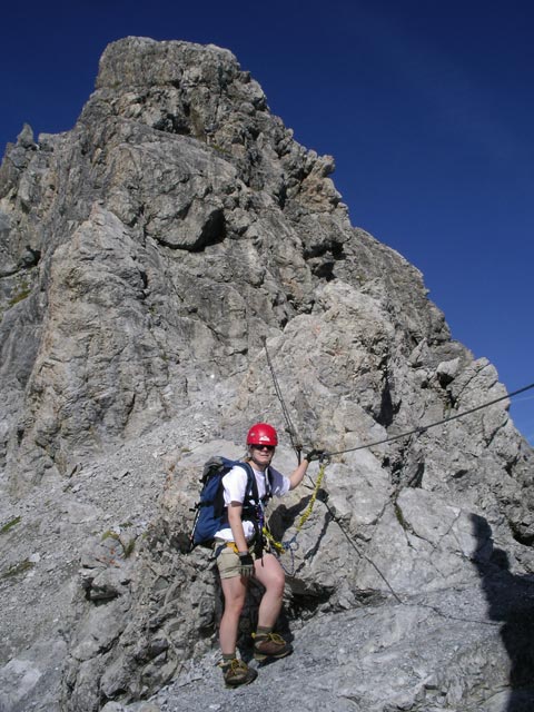 Arlberger Klettersteig: Daniela zwischen Knoppenjochspitze und Lorfekopf