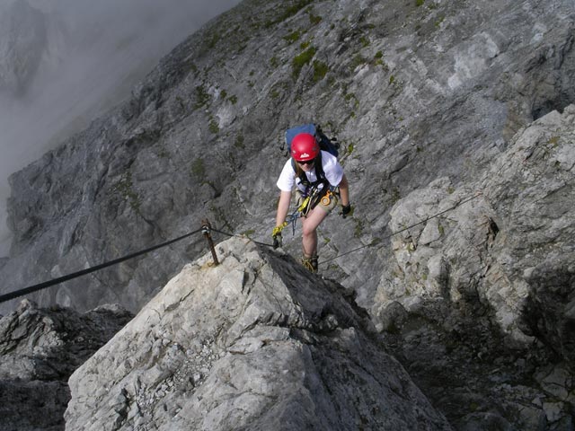 Arlberger Klettersteig: Daniela zwischen Knoppenjochspitze und Lorfekopf