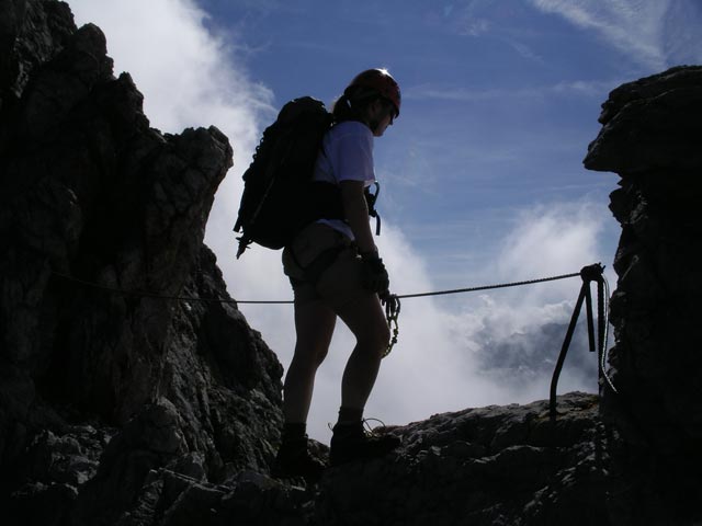 Arlberger Klettersteig: Daniela zwischen Knoppenjochspitze und Lorfekopf