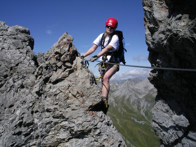 Arlberger Klettersteig: Daniela auf den 'Haifischzähnen'