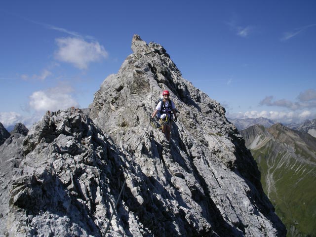 Arlberger Klettersteig: Daniela zwischen 'Haifischzähnen' und Weißschrofenspitze