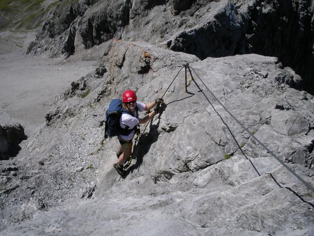 Arlberger Klettersteig: Daniela zwischen 'Haifischzähnen' und Weißschrofenspitze