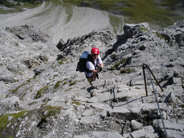 Arlberger Klettersteig: Daniela zwischen Weißschrofenspitze und östlichem Einstieg