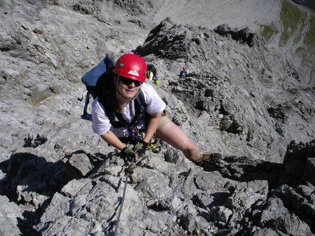 Arlberger Klettersteig: Daniela zwischen Weißschrofenspitze und östlichem Einstieg