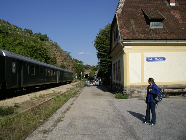 Daniela im Bahnhof Stein-Mautern