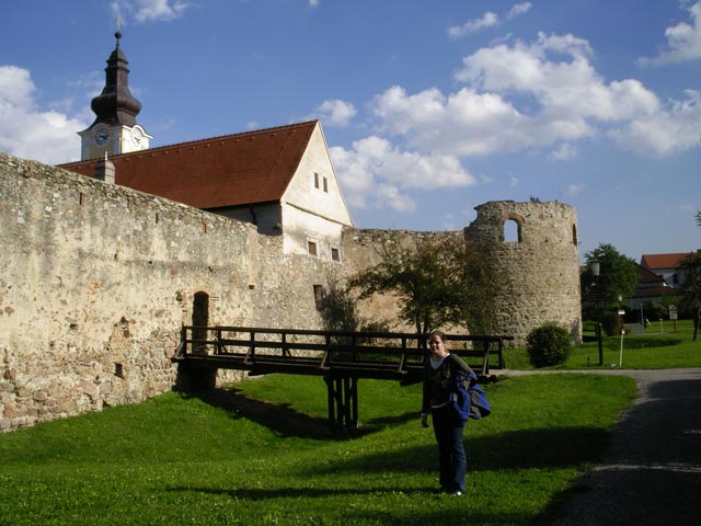 Daniela beim Römermuseum Mautern