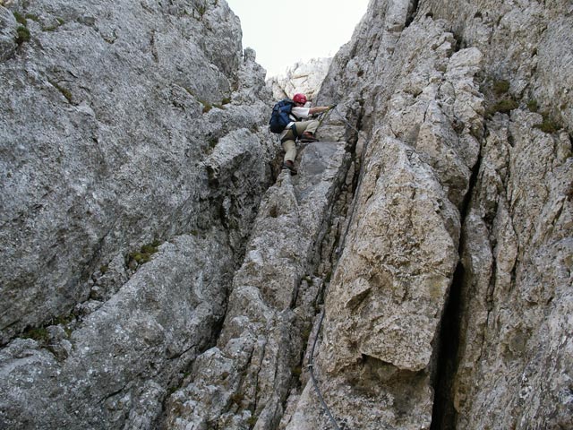 Feistringstein-Klettersteig: Daniela in der Scharte