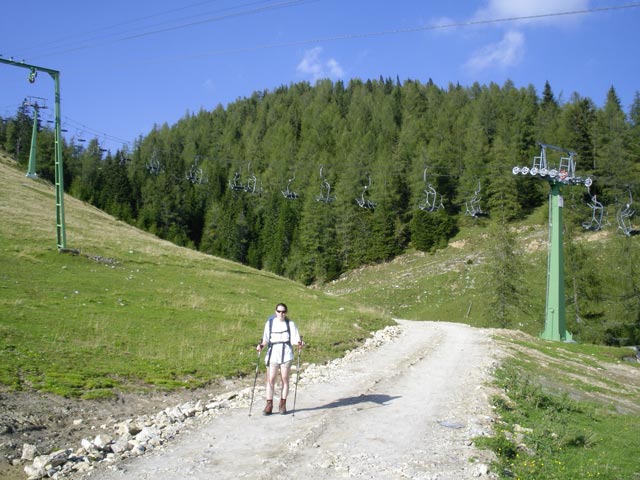 Daniela auf Weg 862 zwischen Jauringer Alm und B&uuml;rgeralm