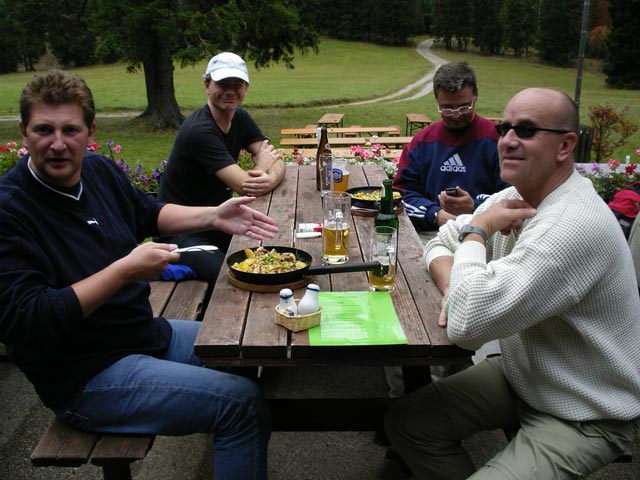 Andreas, Stefan, Peter und Günter beim Friedrich-Haller-Haus, 1.250 m