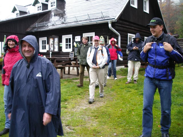 Andreas, Harald, Anton, Rogelio, Martina, Michaela, Peter und Hans beim Friedrich-Haller-Haus, 1.250 m