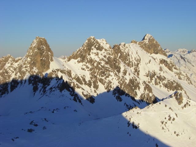 Knoppenjochspitze, Lisunspitze und Weißschrofenspitze von der Schindlerspitze aus (27. Dez.)