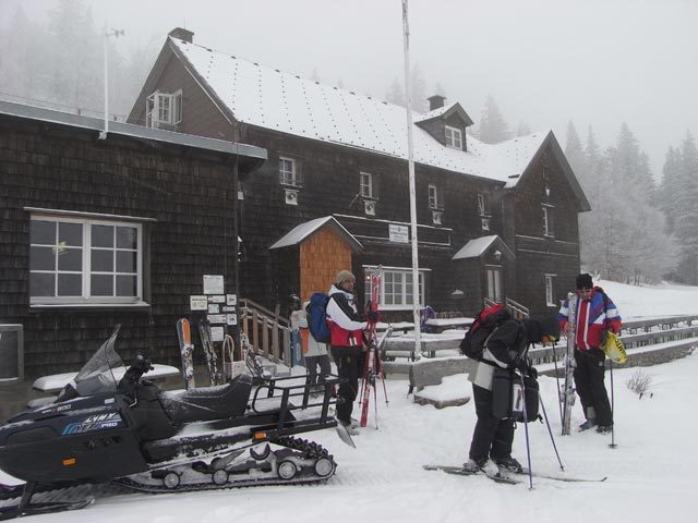 Daniela, Johannes, Nadja und Udo beim Unterberg-Schutzhaus, 1.187 m (1. J&auml;n.)