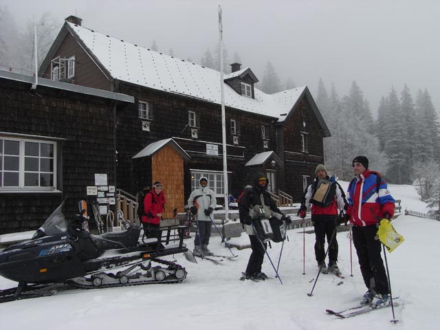 Irene, Daniela, Nadja, Johannes und Udo beim Unterberg-Schutzhaus, 1.187 m (1. J&auml;n.)