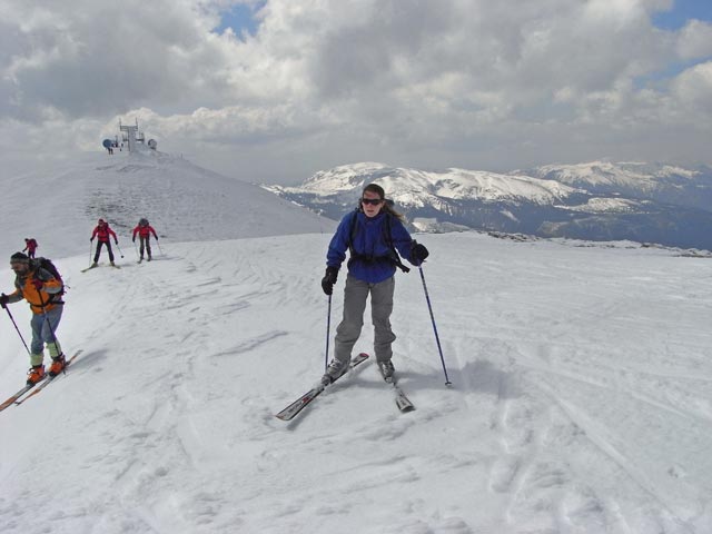 Daniela zwischen Klosterwappen und Fischerhütte
