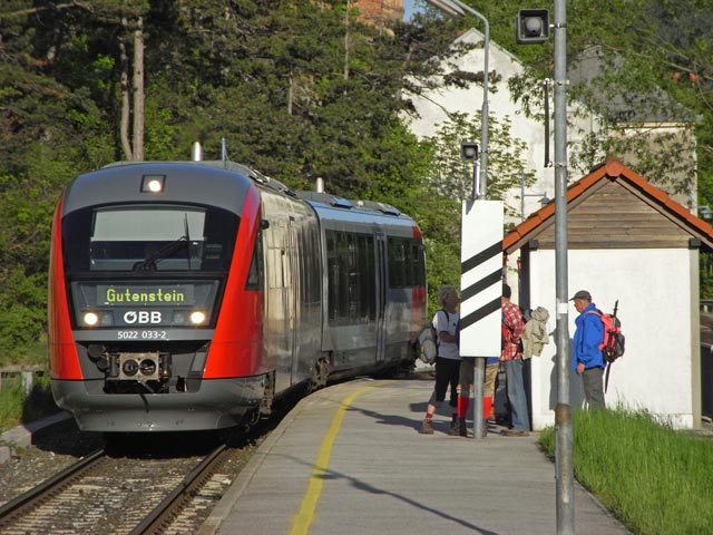 5022 033-2 als R 6591 bei der Durchfahrt durch die Haltestelle Dreistetten