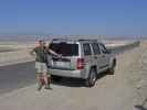 Papa auf der Furnace Creek Road bei Tecopa Hot Springs (4. Mai)