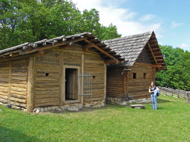 Daniela beim Handwerkerhaus und Speicher