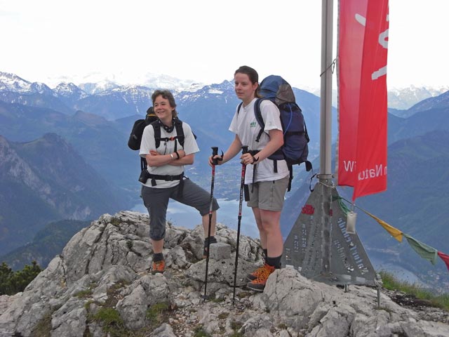 Irene und Daniela am Traunkirchner Kogel, 1.575 m (25. Mai)