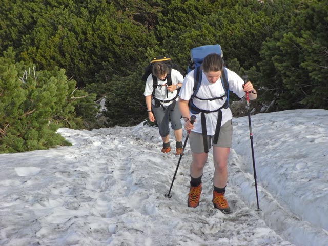 Irene und Daniela zwischen Gmundner Hütte und Pyramidenkogel (25. Mai)