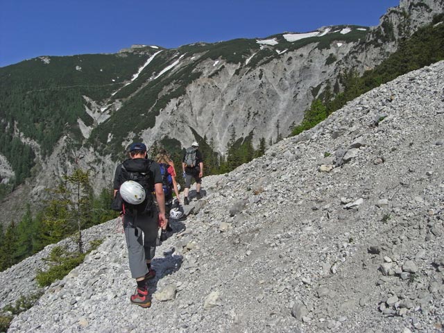 Andreas und seine Kursteilnehmer am Holzknechtsteig