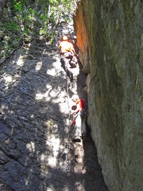 Zimmereben-Klettersteig: Axel und Martina in der Kamin-Verschneidung