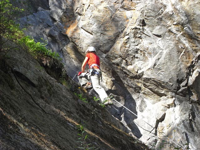 Zimmereben-Klettersteig: Martina auf der Reibungsplatte