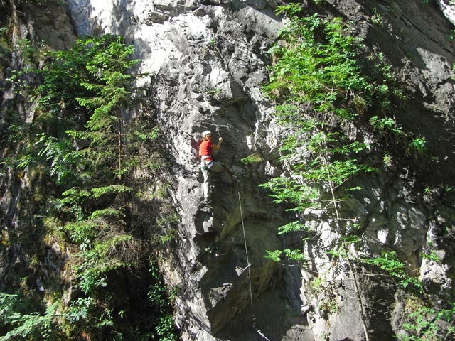 Zimmereben-Klettersteig: Martina am Ausstiegspfeiler