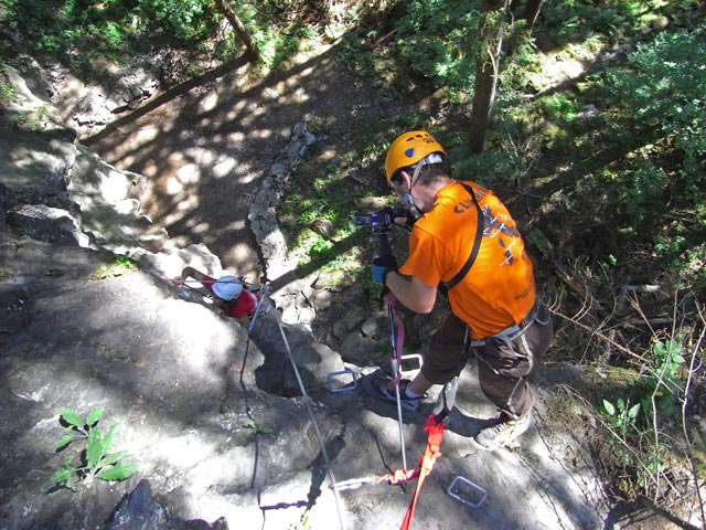 Zimmereben-Klettersteig: Martina und Axel im Überhang