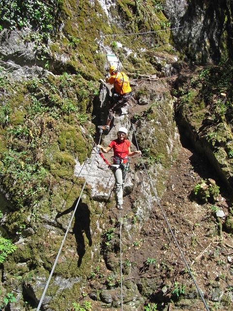 Zimmereben-Klettersteig: Axel und Martina auf der Seilbrücke