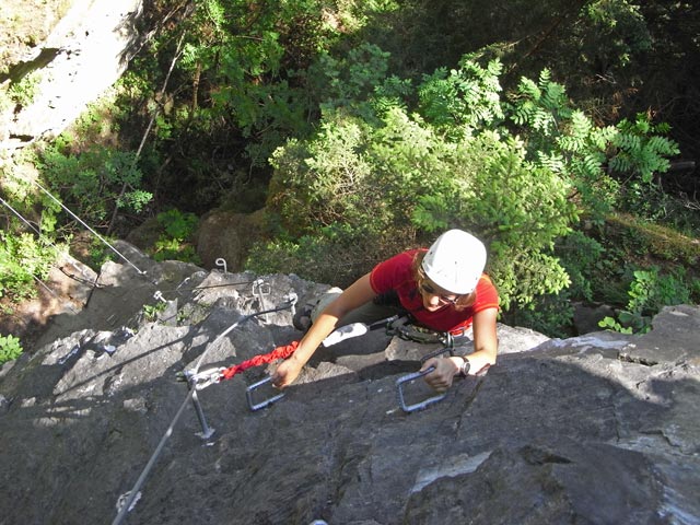 Zimmereben-Klettersteig: Martina am Ausstiegspfeiler