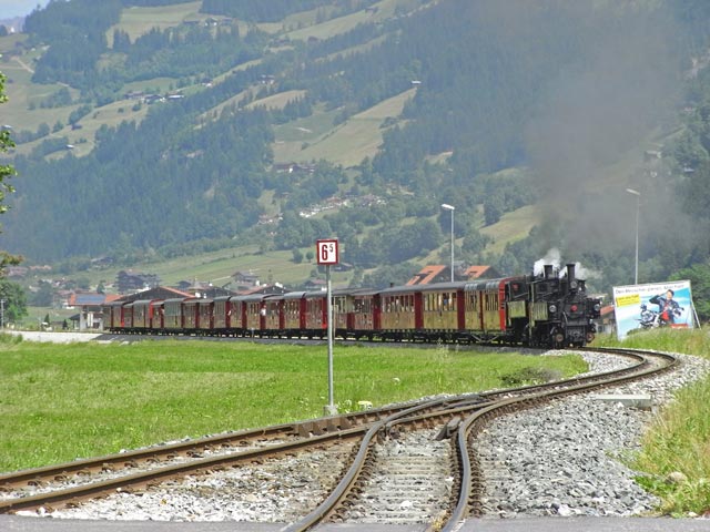 Dampfzug 211 bei der Einfahrt in den Bahnhof Mayrhofen