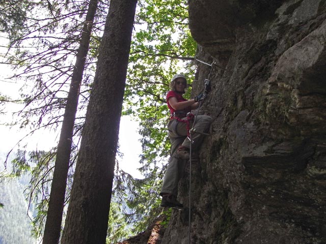 Huterlaner-Klettersteig: Martina im 'Hin und her'