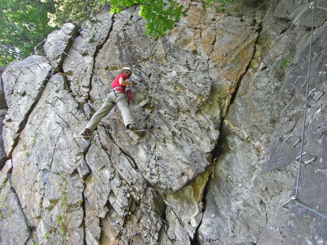 Huterlaner-Klettersteig: Martina in der Wasserwand