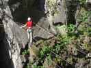 Zimmereben-Klettersteig: Martina auf der Seilbrücke