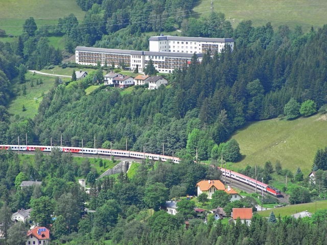 ÖBB-EC 556 'TU Graz' zwischen Breitenstein und Klamm-Schottwien