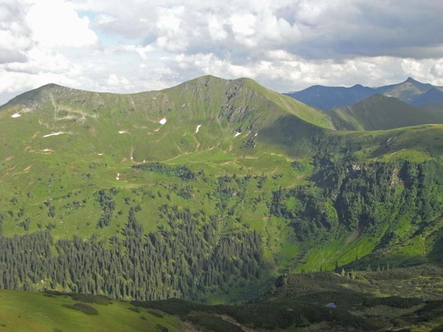 Kreuzkogel und Breiteckkoppe von Hintergullingspitz aus (28. Juni)
