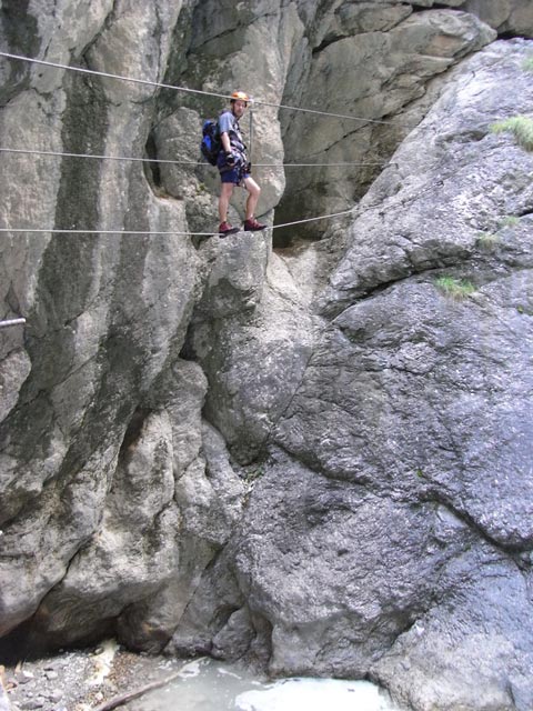 Galitzenklamm-Klettersteig: Erich auf der ersten Seilbrücke (5. Juli)