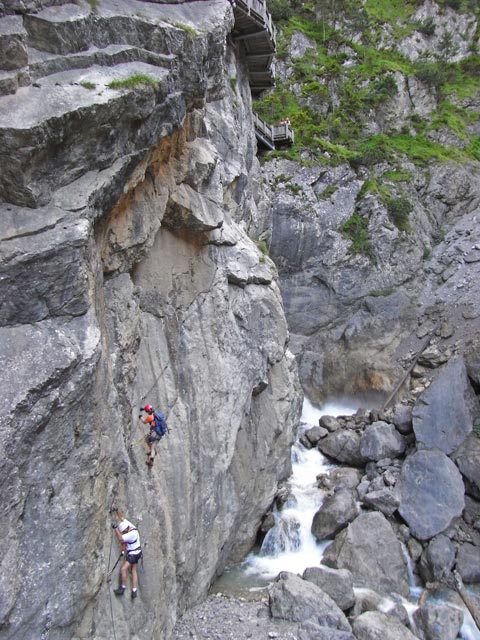 Galitzenklamm-Klettersteig: Norbert und Daniela in der Schlüsselstelle (5. Juli)
