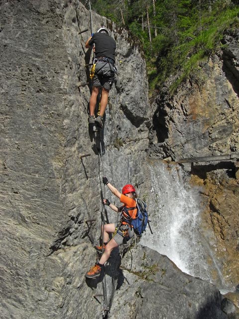 ÖTK-Klettersteig Pirkner Klamm: Christoph und Daniela in der Einstiegswand (6. Juli)