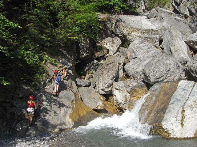 ÖTK-Klettersteig Pirkner Klamm: Doris, Daniela und Christoph zwischen Einstieg und erster Seilbrücke (6. Juli)