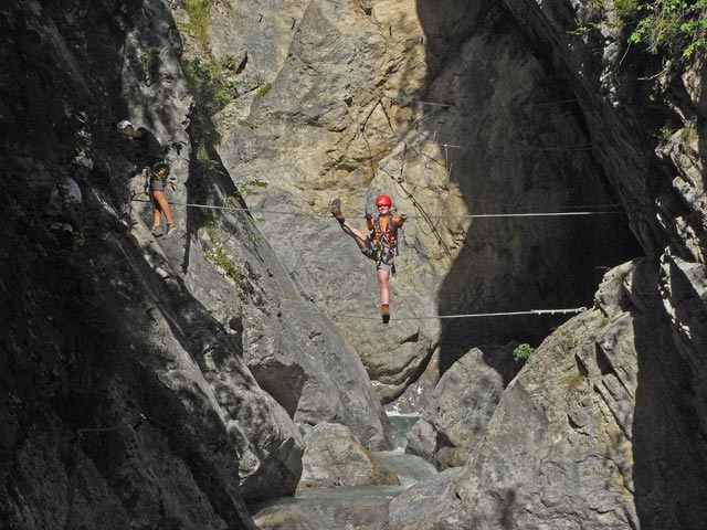 ÖTK-Klettersteig Pirkner Klamm: Christoph und Daniela auf der ersten Seilbrücke (6. Juli)