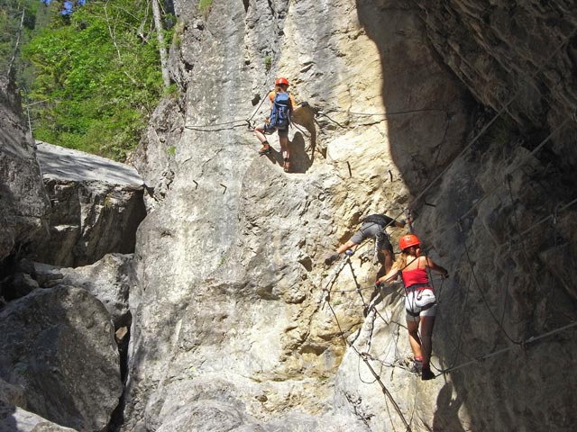 ÖTK-Klettersteig Pirkner Klamm: Daniela, Christoph und Doris auf der zweiten Seilbrücke (6. Juli)